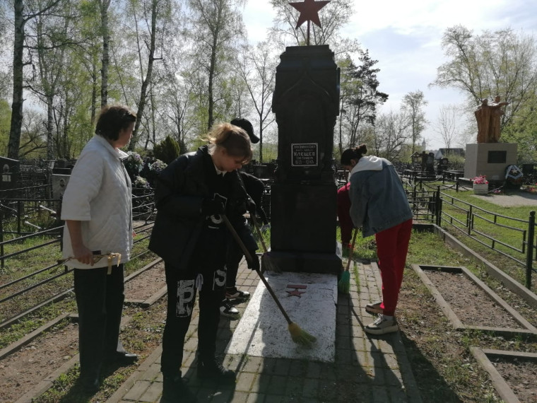 «Уборка братских могил».
