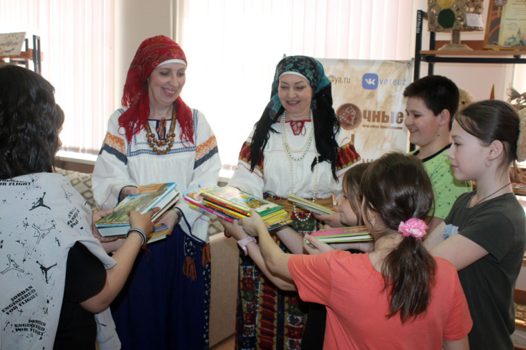 Русские красавицы из городской библиотеки устроили в «Гармонии» праздник и приняли в подарок книги.